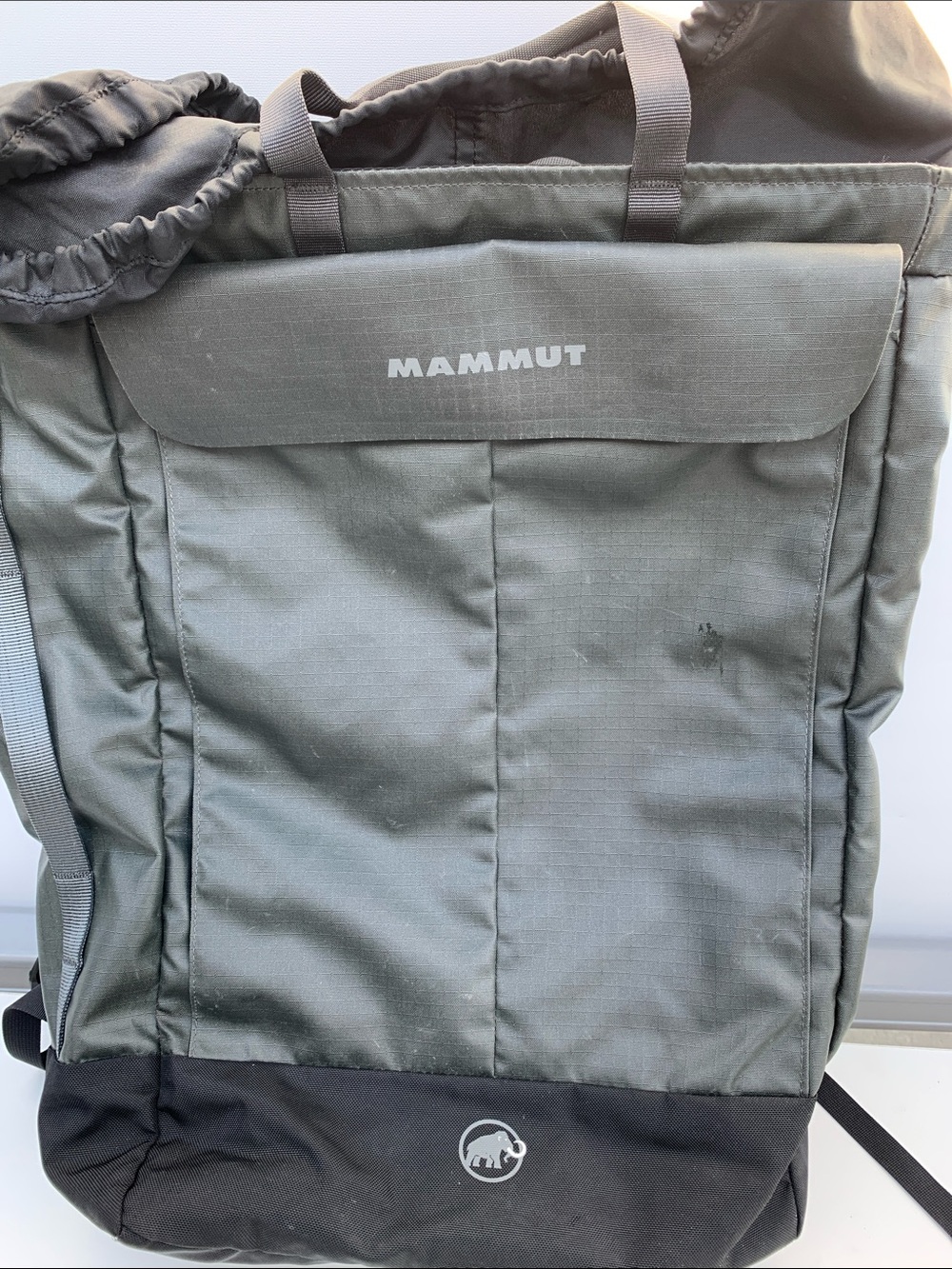 Mammut Seon Shuttle 30L Gray Laptop Travel  Backpack with Black Base